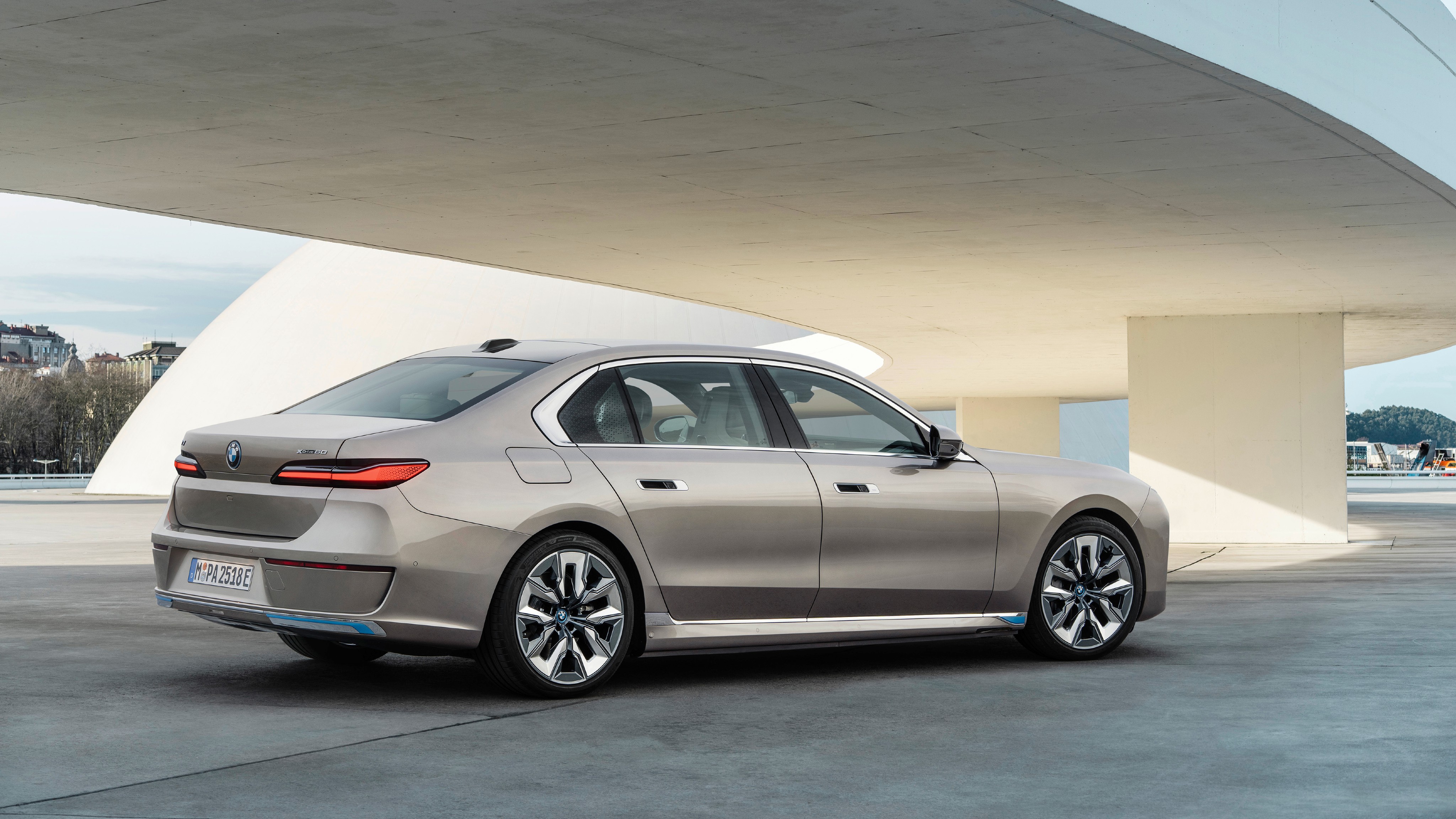 The BMW i7 eDrive50 promises a range of 603 km (WLTP) from the 101 kWh battery pack, slightly lower than the xDrive60 trim