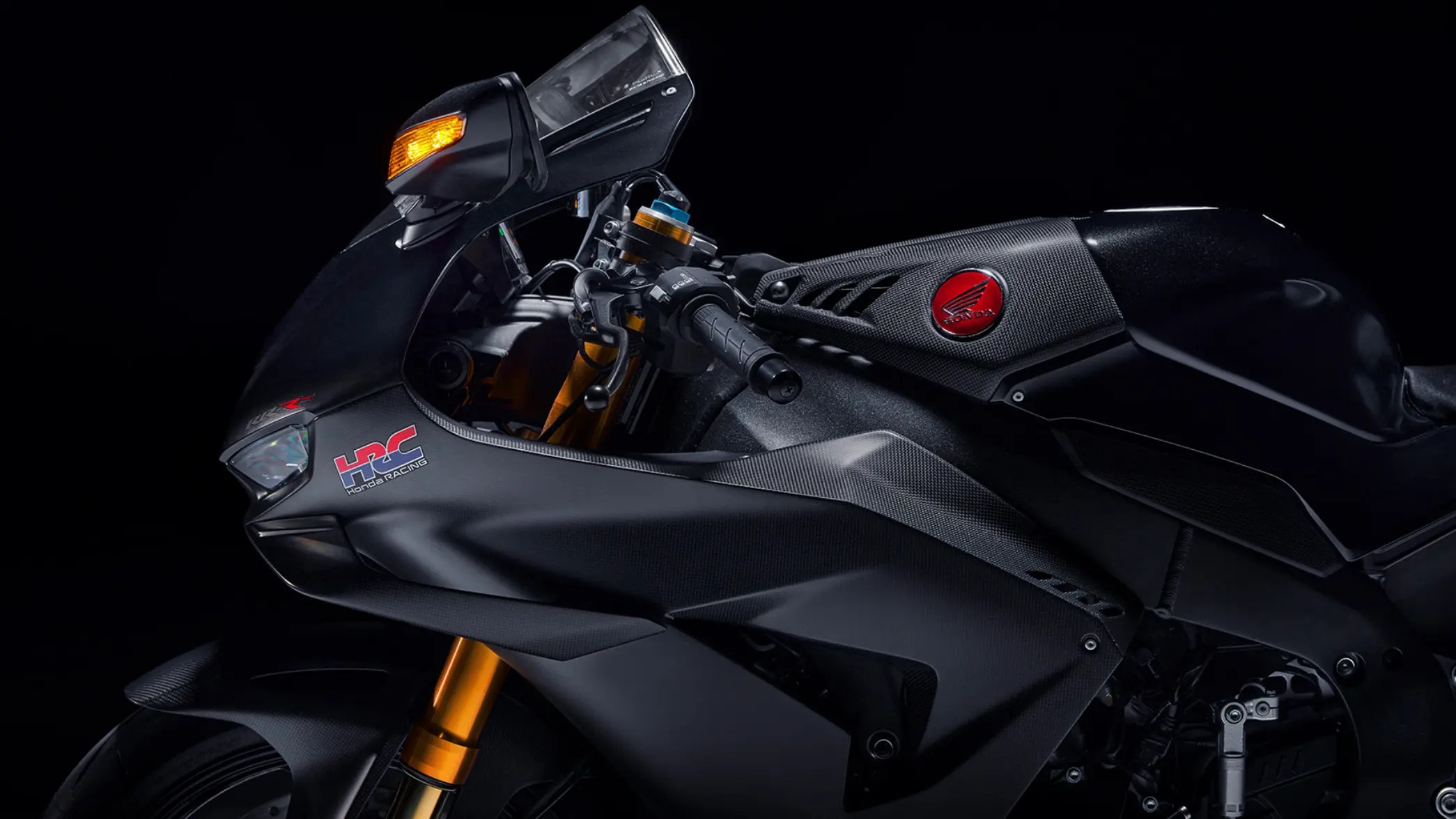 The Carbon Edition features carbon fibre components that include the full fairing, the front mud guard, and the airbox. The MotoGP-inspire winglets in the front are made with carbon fibre as well. 