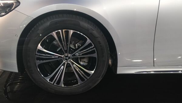 Also prominently visible at the sides ate the newly designed 18-inch alloy wheels, They're designed with a 5-spoke style and within each spoke are two more spokes. 