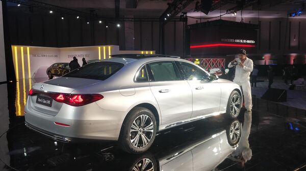 Looking the the profile of the car reveals the extended wheelbase of the E-Class. Prominently visible here also are the new 18-inch alloy wheels along with the flush-fitting door handles.