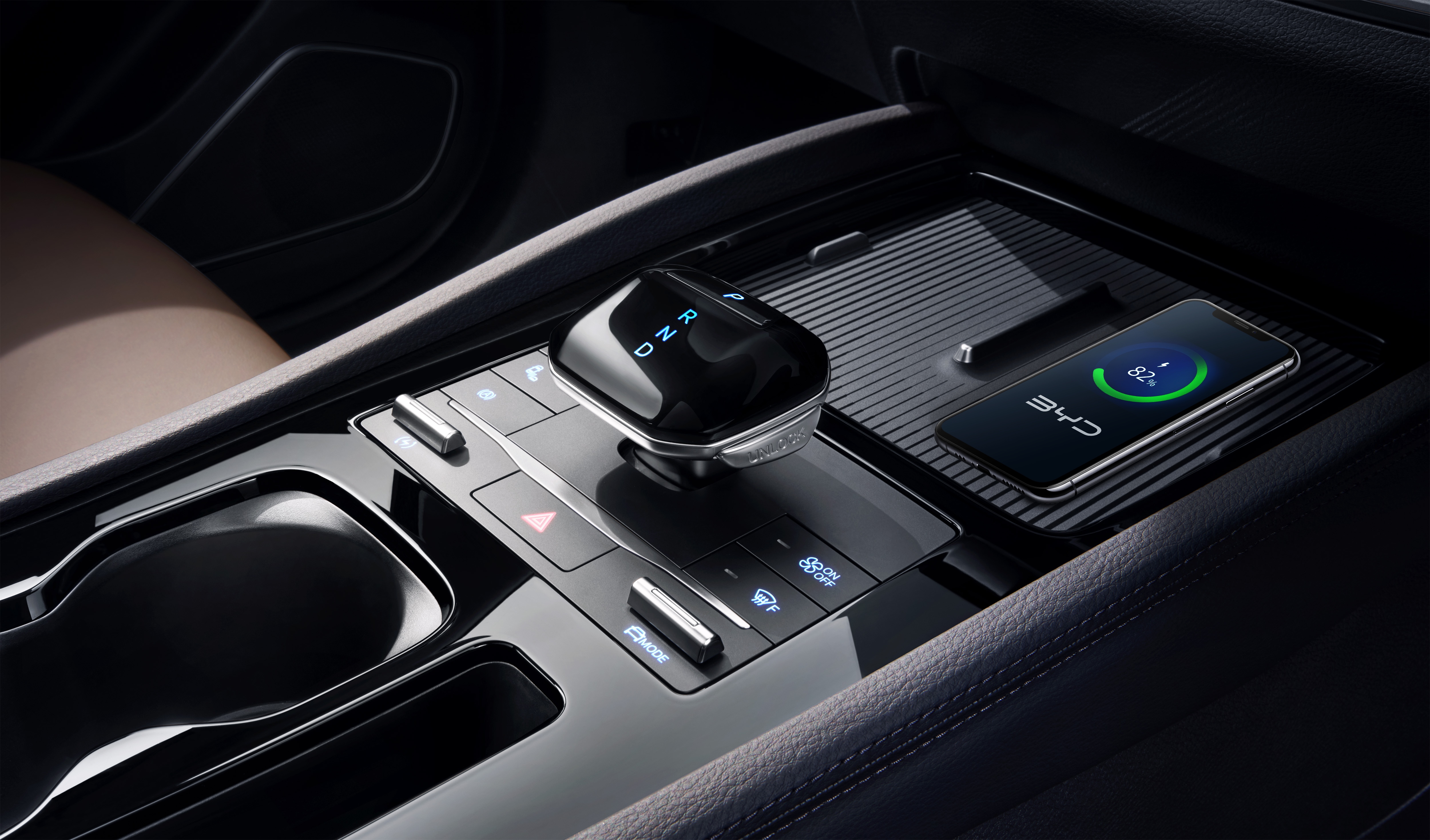 The BYD eMax 7 features wireless charging pads on the redesigned centre console. The gear selector is also reworked and looks premium.