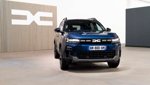 The mild-hybrid Bigster is equipped with a 1.2-litre turbo-petrol engine that delivers 140 horsepower and features a 48V system. This powertrain is mated to a 6-speed manual transmission, directing power to the front wheels. The mild-hybrid Bigster is equipped with a 1.2-litre turbo-petrol engine that delivers 140 horsepower and features a 48V system. This powertrain is mated to a 6-speed manual transmission, directing power to the front wheels.