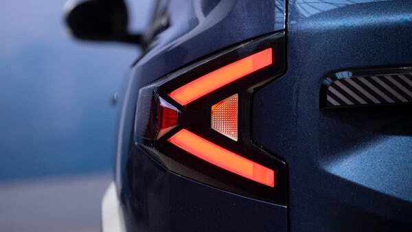 Renault Bigster measures 4.57 metres in length, 1.81 metres in width, 1.71 metres in height and has a wheelbase of 2.7 metres. When compared, it is 230 mm longer and the wheelbase is 43 mm longer than the Duster. Renault Bigster measures 4.57 metres in length, 1.81 metres in width, 1.71 metres in height and has a wheelbase of 2.7 metres. When compared, it is 230 mm longer and the wheelbase is 43 mm longer than the Duster.