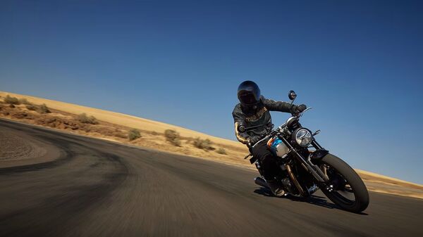 Triumph has revamped the handling of the Speed Twin 900 through new Marzocchi front USD forks and twin rear RSUs with piggy-back reservoirs and preload adjustability.