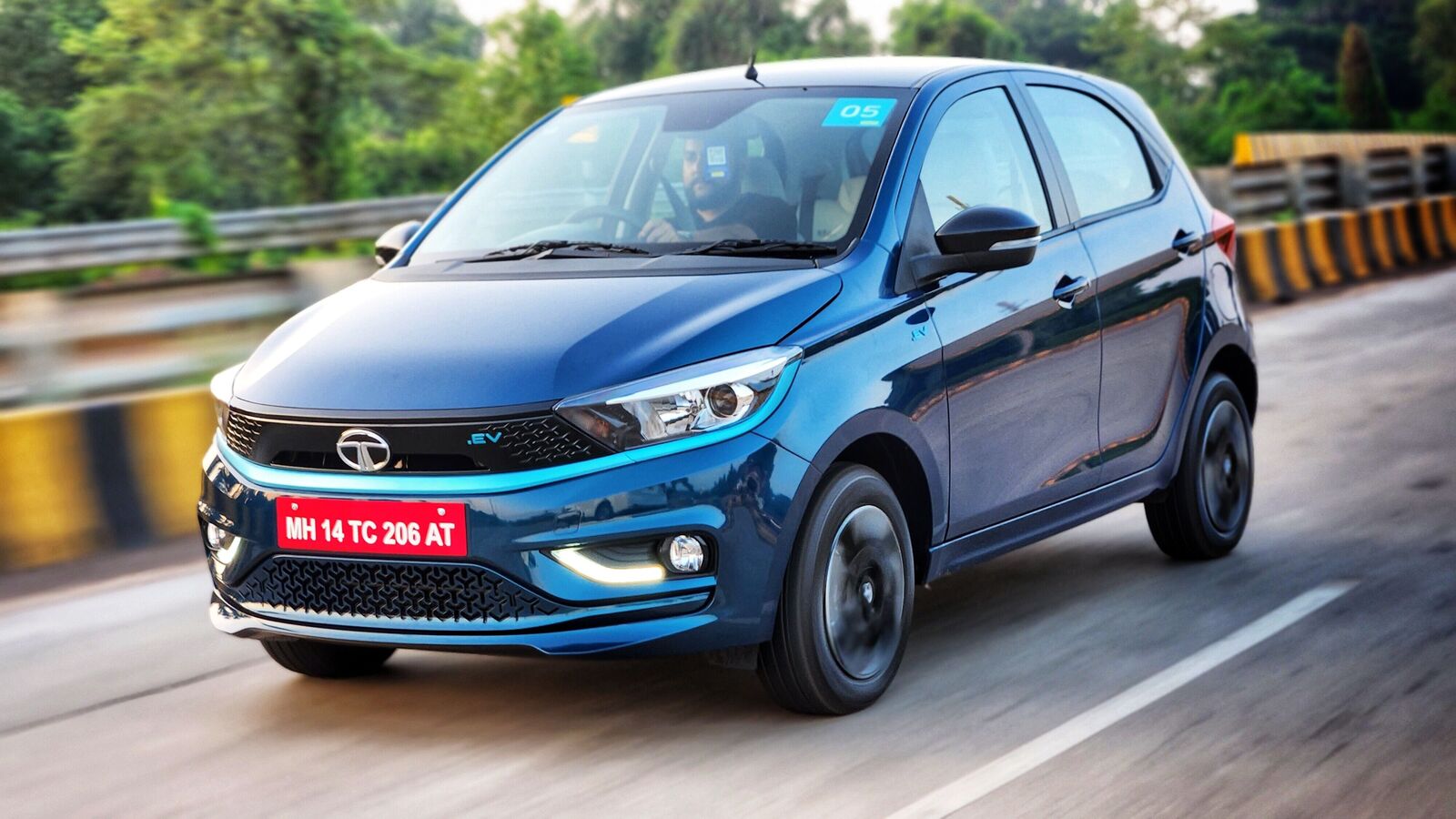 Tata Tiago EV पर ₹75,000 तक का फायदा मिलता है