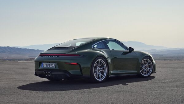 The rear of the touring version misses out on the giant wing but gets an extendable spoiler with a tear-off edge design. The 911 GT3 in its lightest configuration features a power-to-weight ratio of 3.8 kg/kW.