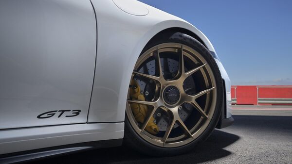 The standard aluminium wheels of the 911 GT3 are made lighter than before with a reduction in unsprung mass of up to 1.5 kg. There are optional magnesium wheels on offer as well with the special packages which further reduce the weight by 9 kg.