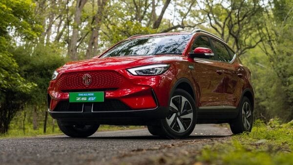 https://www.mobilemasala.com/auto-news/Auto-recap-Oct-20-Honda-CB300F-launched-MG-ZS-EV-price-hiked-Kia-EV6-offer-i310036