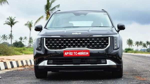 The face of the newest Kia Carnival has received considerable attention with a more promiment Tiger Nose grille in the middle, flanked on either side by LED projector lights, LED DRLs and LED fog lamps towards the bottom.