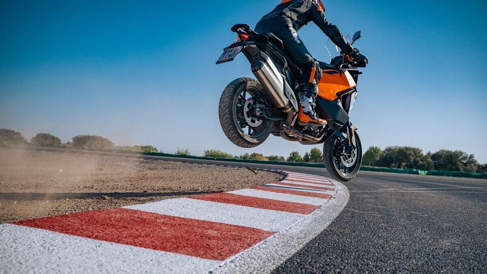 2025 KTM 1390 Super Adventure S Evo