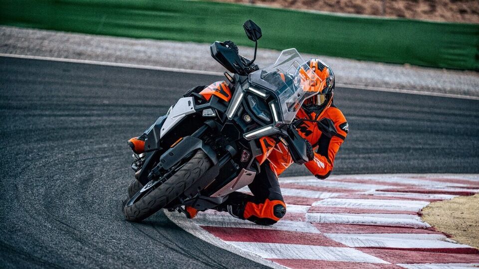 2025 KTM 1390 Super Adventure S Evo