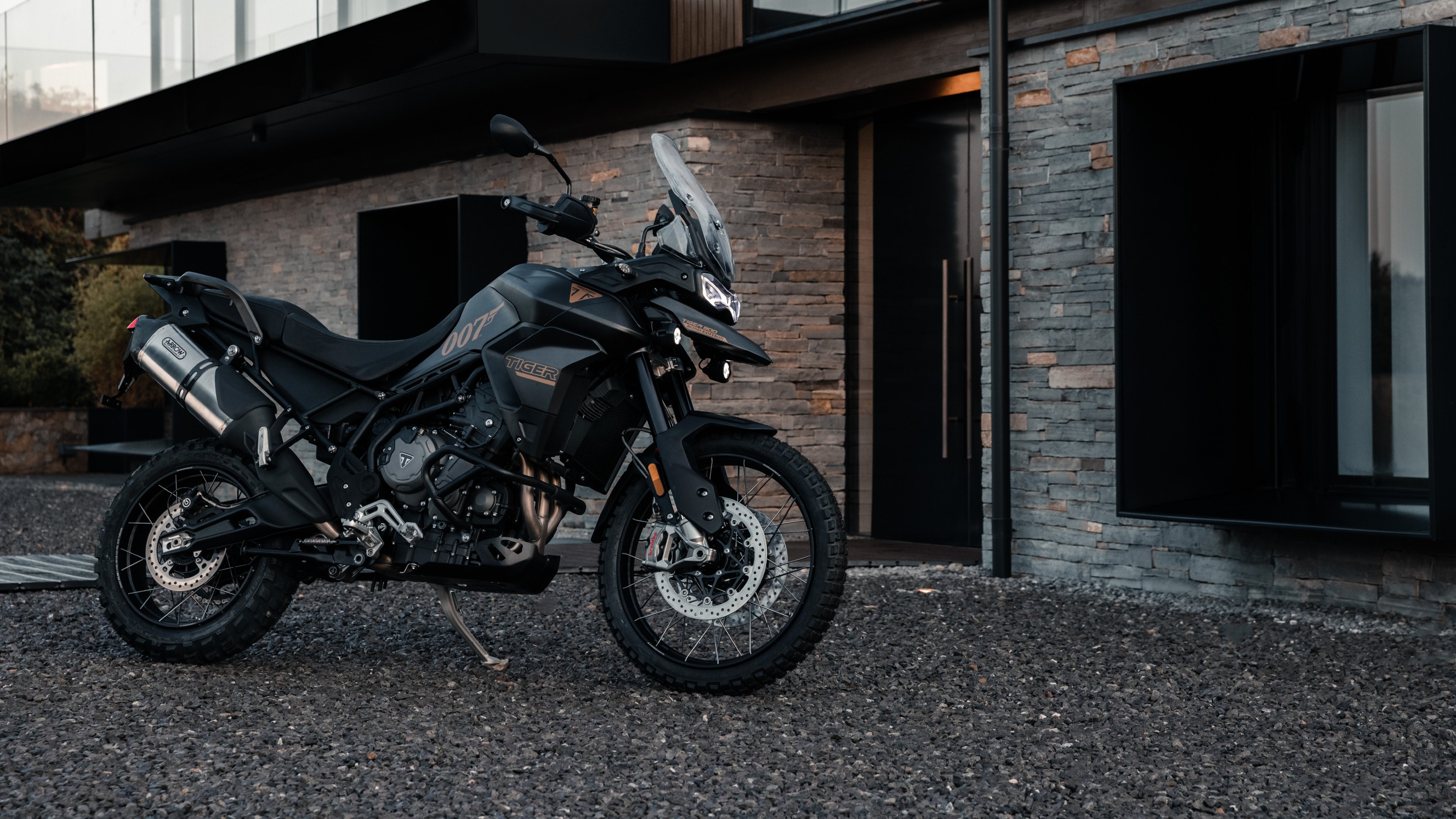 The Triumph Tiger 900 Bond Edition #001/250 was auctioned and fetched fetched 32,000 Pounds (approx. <span class='webrupee'>₹</span>34.95 lakh) at the auction