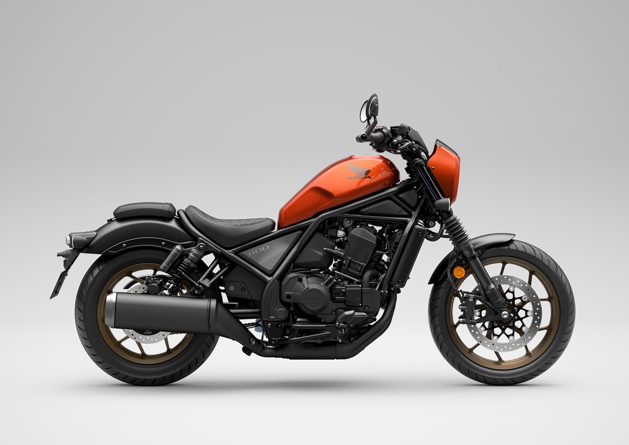 Honda has updated the 1100 cc Rebel lineup with a new CMX1100SE Rebel special edition model that features bar-end mirrors and a nose cowl (shown above).