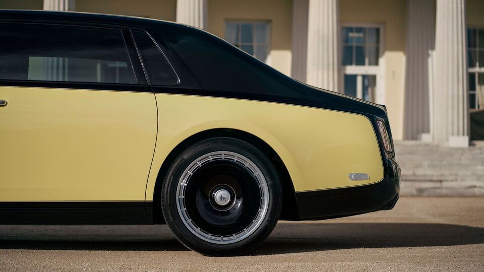 rolls royce phantom extended goldfinger 