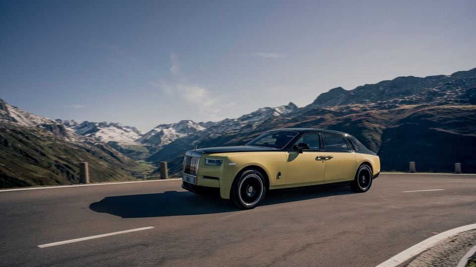 rolls royce phantom extended goldfinger 