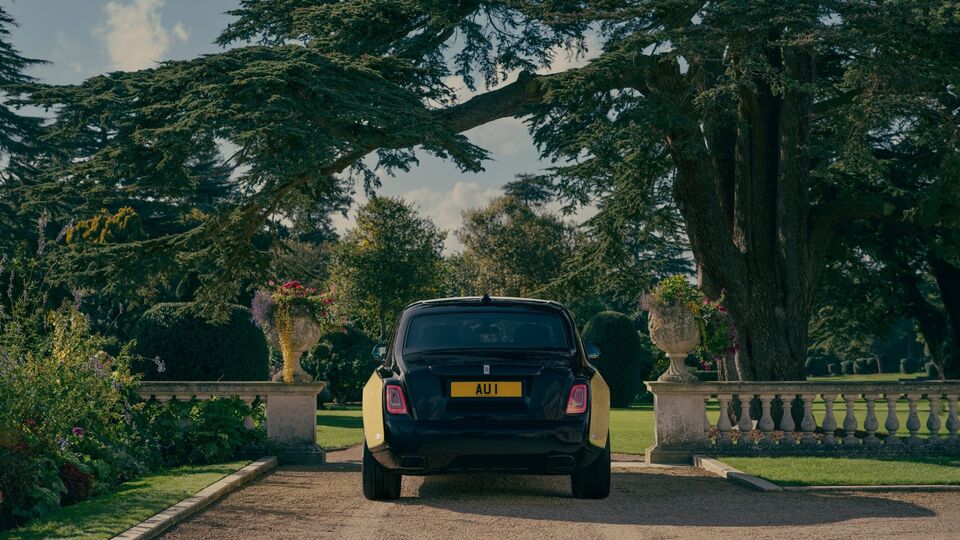 rolls royce phantom extended goldfinger 