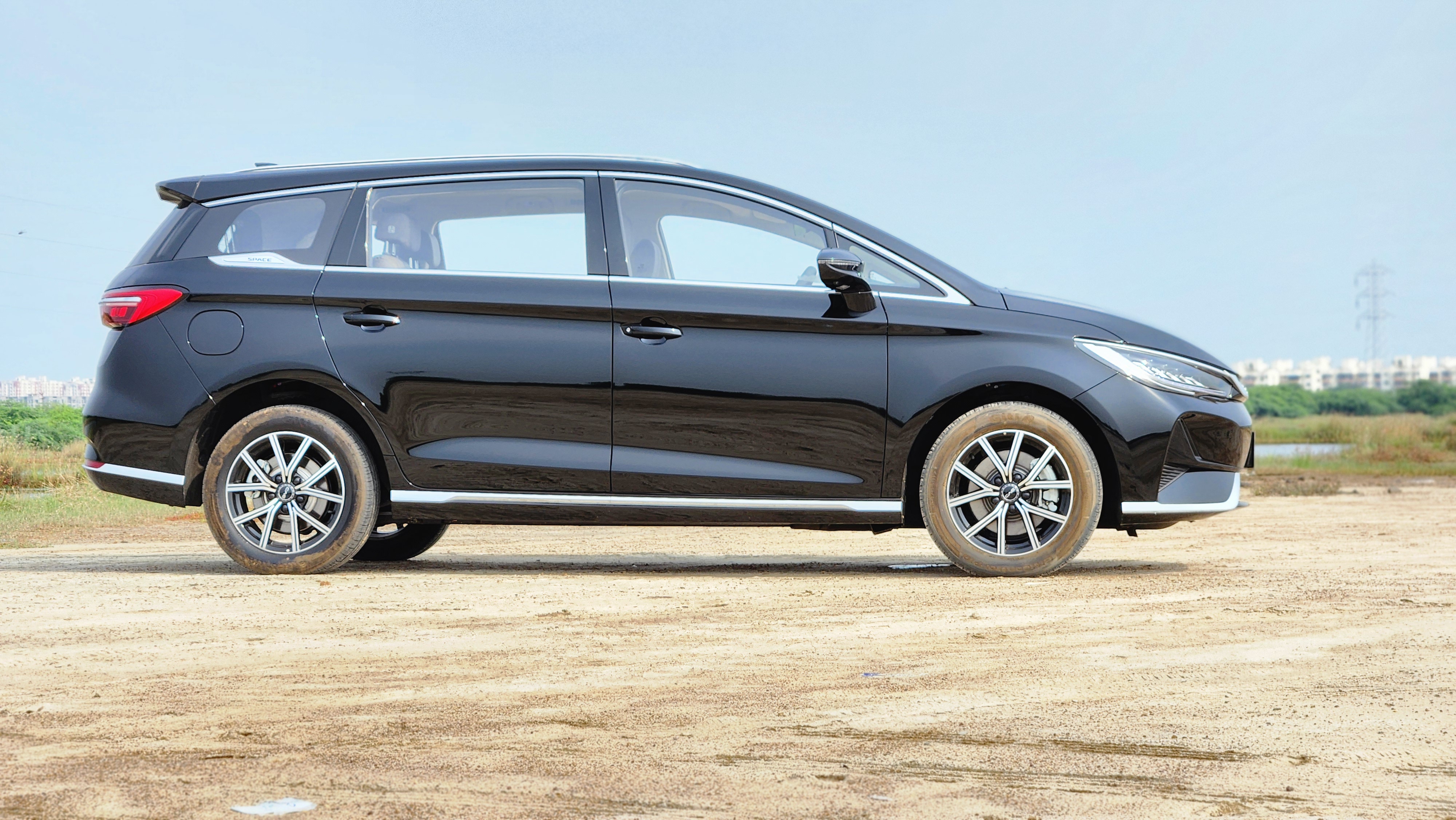 The BYD eMAX7 is a handsomely proportioned vehcile with sleeker lines making look much more premium than the e6