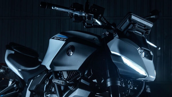 The front end of the 2025 MT-09 features two LED headlamps and a central projector headlamp, making for an aggressive alien-like face. 