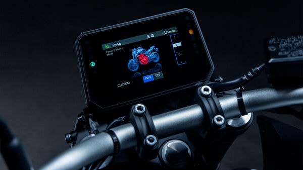 The MT-07 carries a full-colour five-inch TFT cluster that allows for turn-by-turn-navigation and full map display through a Gavin StreetCross app. With the MyRide app, the MT-07 brings smartphone connectivity with call and SMS notifications. 