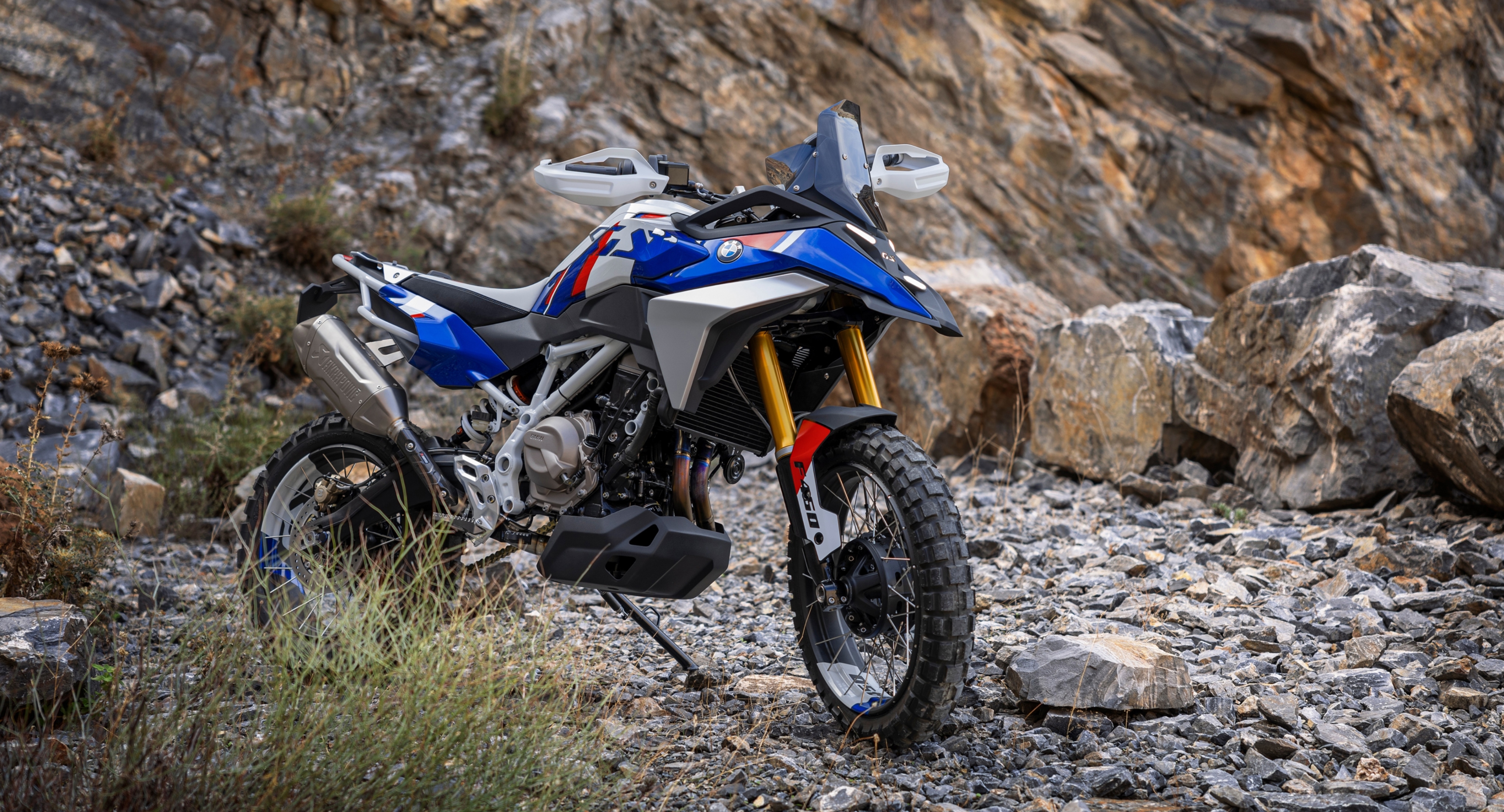 The BMW F 450 GS Concept mimics the styling of the flagship R 1300 GS adventure motorcycle. BMW says it will retain most of the styling with changes including the seat height for easier accessibility and easier handling