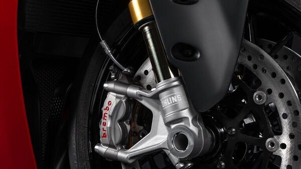 Braking duties are taken up by Brembo, with M50 Monobloc calipers on twin 320 mm discs at the front. The rear gets a 245 mm disc with a 2-piston caliper. 