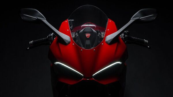 The twin LEDs up front are now sharper and Ducati has updated the tank design for better ergonomics and anchoring. New ducts direct fresh air from the front to the legs of the rider for passive cooling. 