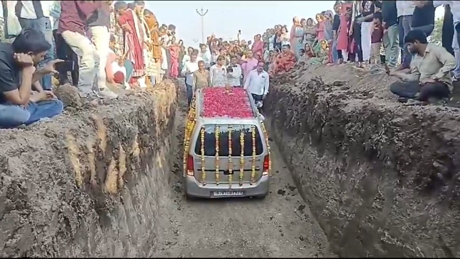 Gujarat family organises burial ceremony for “lucky” 18-year-old Maruti WagonR