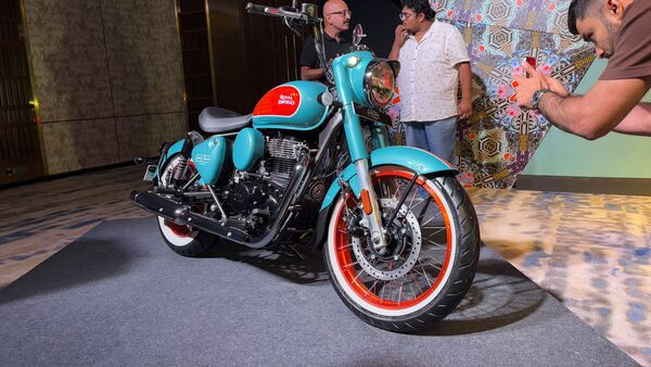 Royal Enfield Goan Classic 350, a relaxed, bobber-styled bike based on the Classic 350, has been unveiled and will be launched at the Royal Enfield Motoverse festival on November 23rd, 2024.