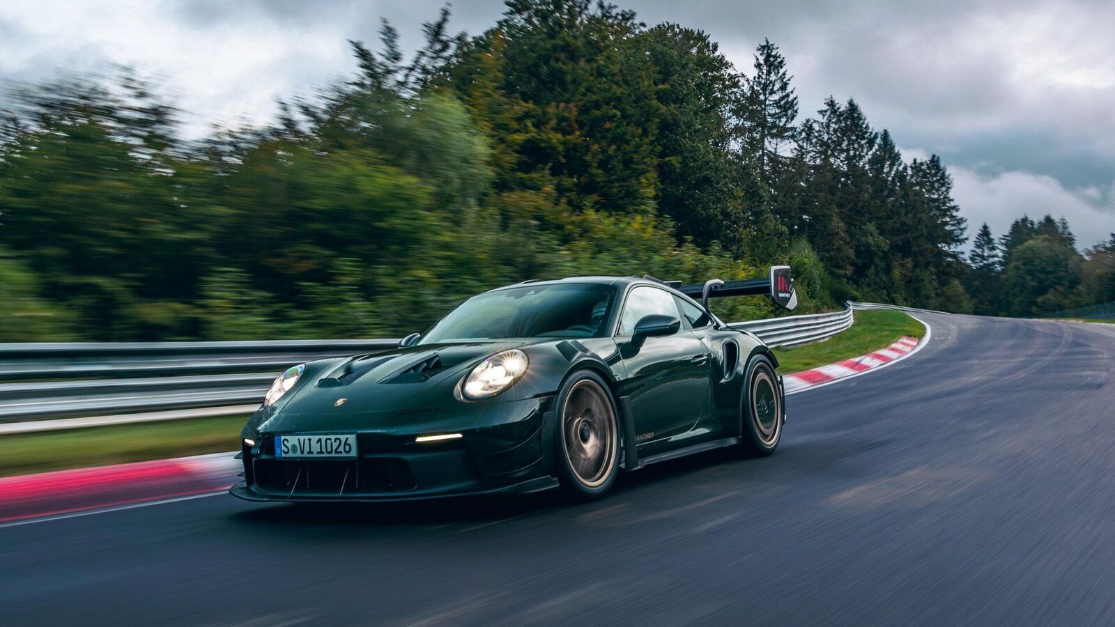 पोर्शे 911 GT3 RS में मेंथे रेसिंग किट मिलती है। यहां बताया गया है कि यह कार को कैसे बेहतर बनाता है