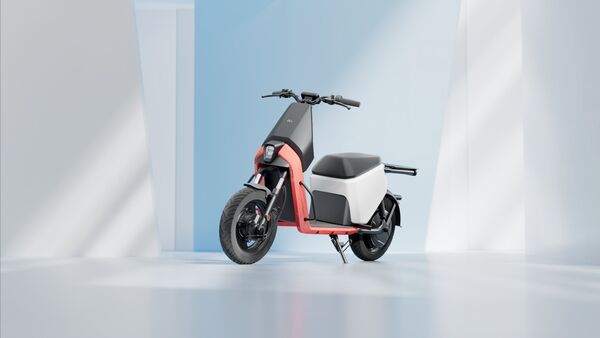 The Ola Gig+ is aimed at gig workers involved in longer distance trips or with heavier payload and it can be had with two removable battery packs that power a single 1.5 kW hub motor.