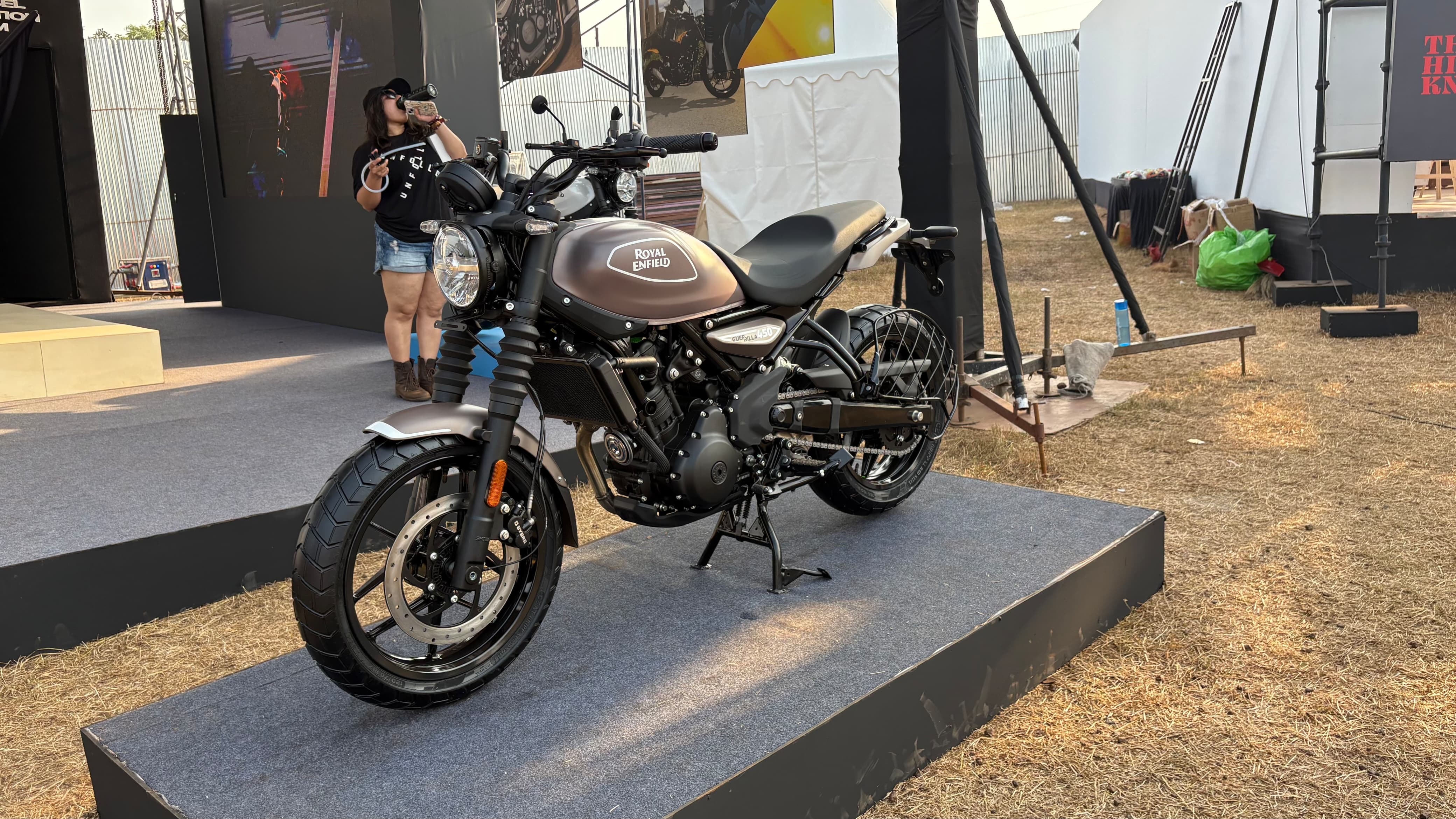 The Guerrilla 450 is powered by the 452 cc single-cylinder, liquid-cooled Sherpa engine that makes 39.47 bhp and 40 Nm of peak torque. It is mated to a six-speed gearbox with an assist and slipper clutch. 