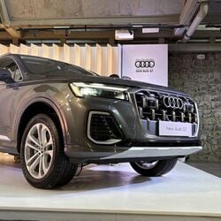 Audi has launched the facelift of the Q7 in Premium Plus and Technology variants start at a price of ₹88.66 lakh (ex-showroom). The front grille has been redesigned to have vertical bars and gets a satin finish. The lights are new as well and feature split styling with Matrix technology. The DRLs have been placed above the headlamps for a modern touch.