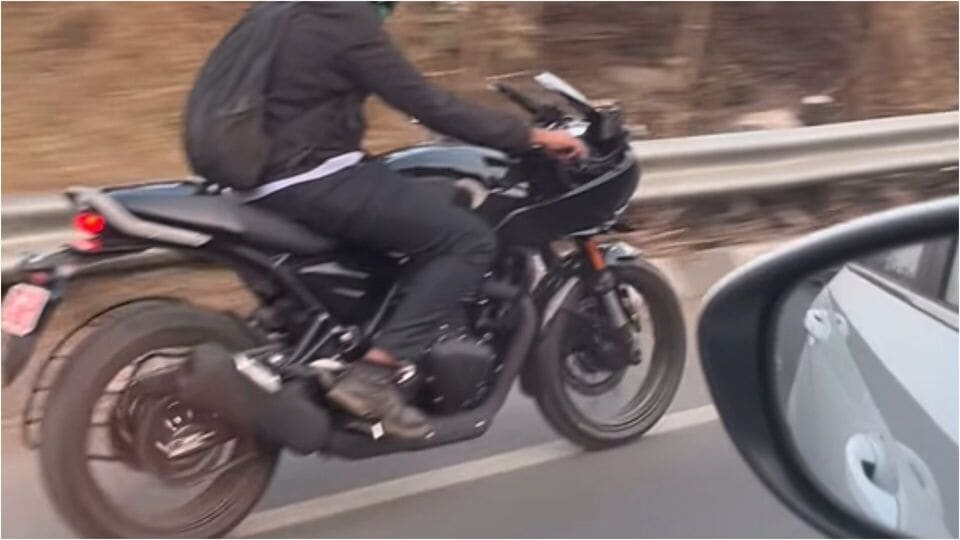 Thriumph Thruxton 400 Spy Shot