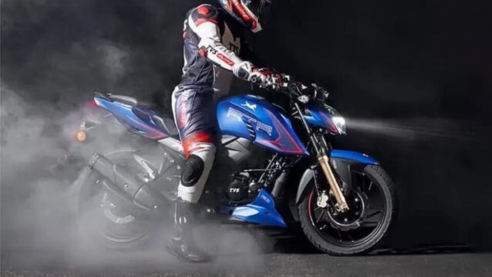 Five streetbikes under <span class='webrupee'>₹</span>1.5 lakh