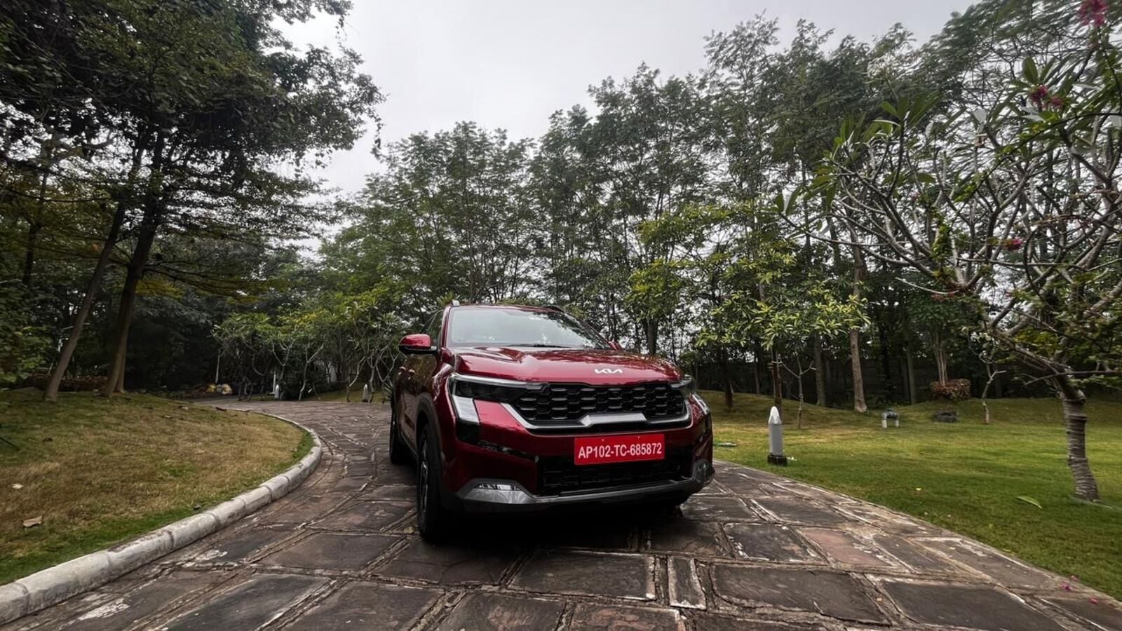 Kia Sonet Facelift crosses 1 lakh sales mark, sunroof variants account for 79% sales