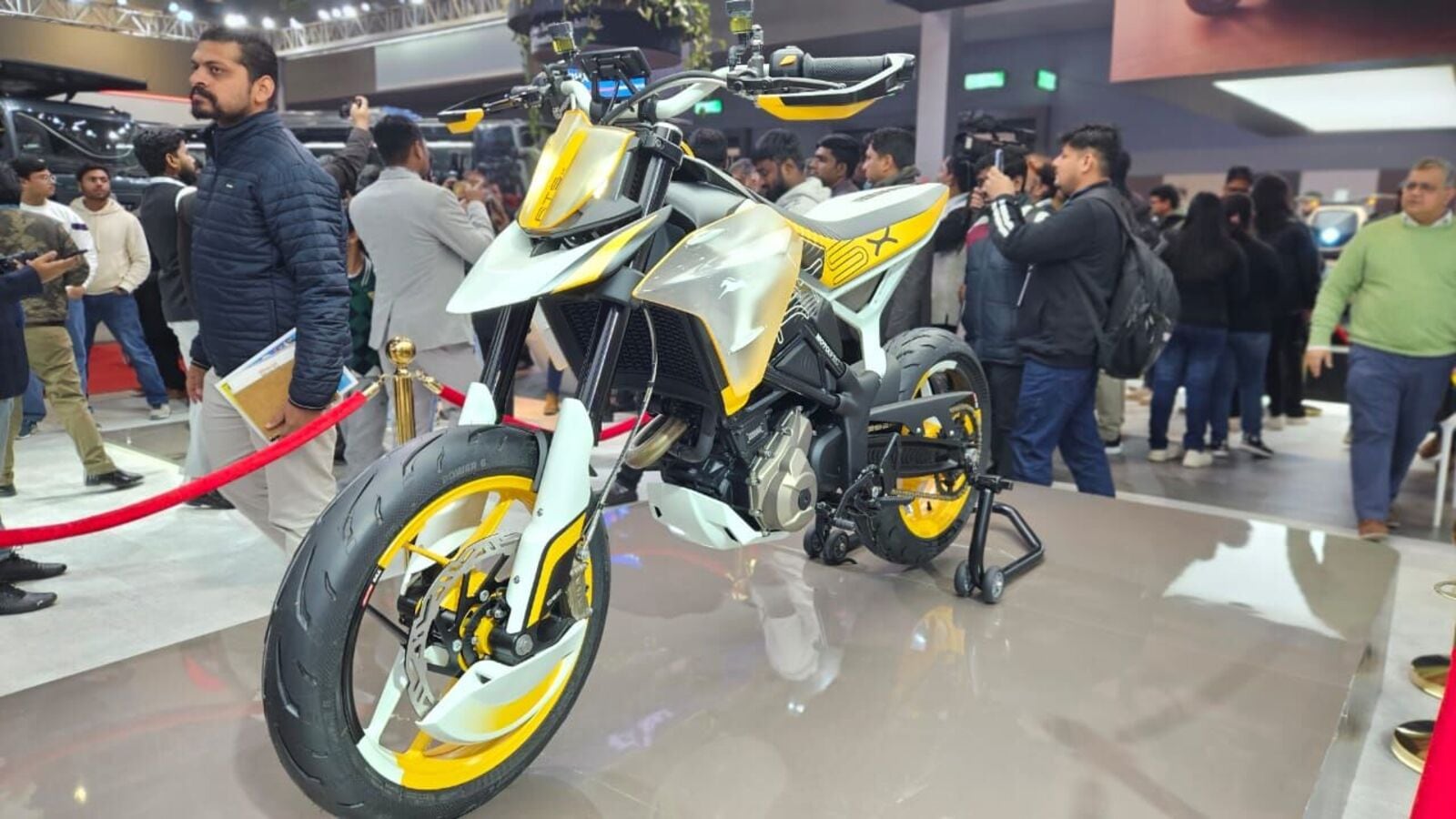 TVS RTSx कॉन्सेप्ट को ऑटो एक्सपो 2025 में प्रदर्शित किया गया, इसमें नया RT-XD4 300cc इंजन है