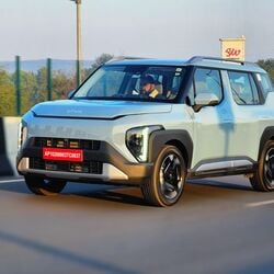 This is the Kia Syros, a sub-four-meter SUV that is making astronomical promises in a segment that is crowded with foot soldiers galore. Positioned above Sonet but below Seltos, what does the Syros bring to Indian roads and customers?