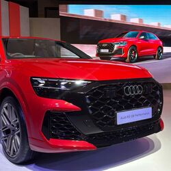 The new Audi RS Q8 facelift gets a nip and tuck in terms of design. It gets a coupe roofline that remains distinctive but there is an all new glossy blacked-out front grille with a honeycomb pattern mesh. Other design elements include a new darkened LED headlamps and sleek LED daytime running lights.