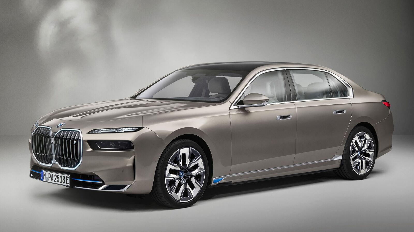 BMW 7 Series and i7 facelift in works. What to expect?