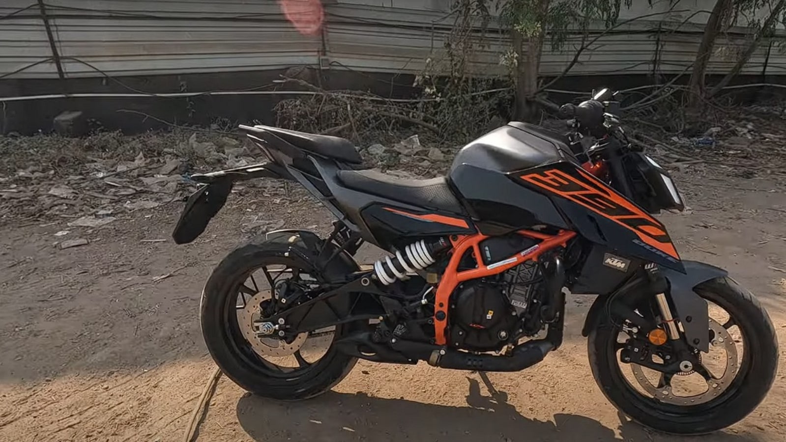 2025 KTM 390 ड्यूक को क्रूज़ कंट्रोल और गनमेटल ग्रे रंग योजना मिलती है