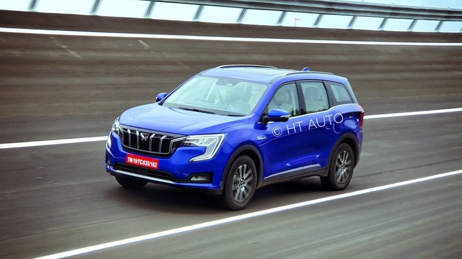 Mahindra XUV700 AX7 वेरिएंट को, 75,000 तक की पेशकश मिलती है, 2.5 लाख बिक्री मील का पत्थर हिट करता है