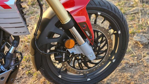 Hero offers two ABS modes - Road and Track. There are disc brakes at both ends along with dual-channel anti-lock braking system.