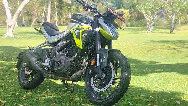 Hero Xtreme 250R is offered in three colour schemes - Neon Shooting Star, Stealth Black and Firestorm Red