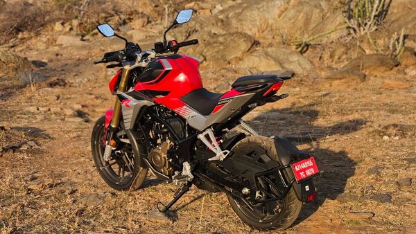 It is the rear from which the Xtreme 250R looks striking because Hero has moved the number plate holder to the tyre hugger.
