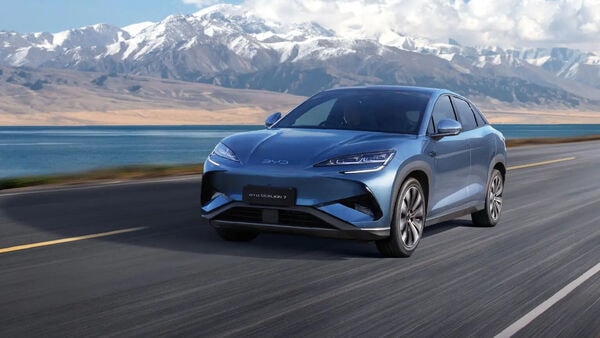 The BYD Sealion 7 is the latest EV that the brand has launched in the Indian market. It has a starting ex-showroom price of ₹48.9 lakh, and it will be available across two variants, Premium and Performance. BYD Sealion 7