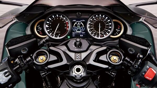A look at the instrument cluster of the 2025 Suzuki Hayabusa. It gets analogue dials with a TFT screen in the centre.