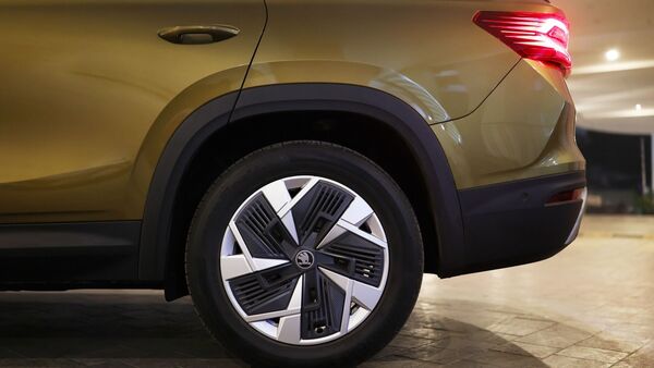 The premium SUV is offered with 18-inch alloy wheels in two different designs for the Sportline and L&K trims. The new alloy wheels have an aerodynamic design. There is black cladding all around the lower side of the vehicle including the wheel arches. The premium SUV is offered with 18-inch alloy wheels in two different designs for the Sportline and L&K trims. The new alloy wheels have an aerodynamic design. There is black cladding all around the lower side of the vehicle including the wheel arches.