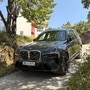 The BMW X7 seeks to offer the best of all worlds. And manages to do just that. Well, on most counts anyway.