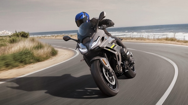https://dev.mobilemasala.com/auto-news/bmw-r-1300-rt-and-r-1300-rs-unveiled-i333352