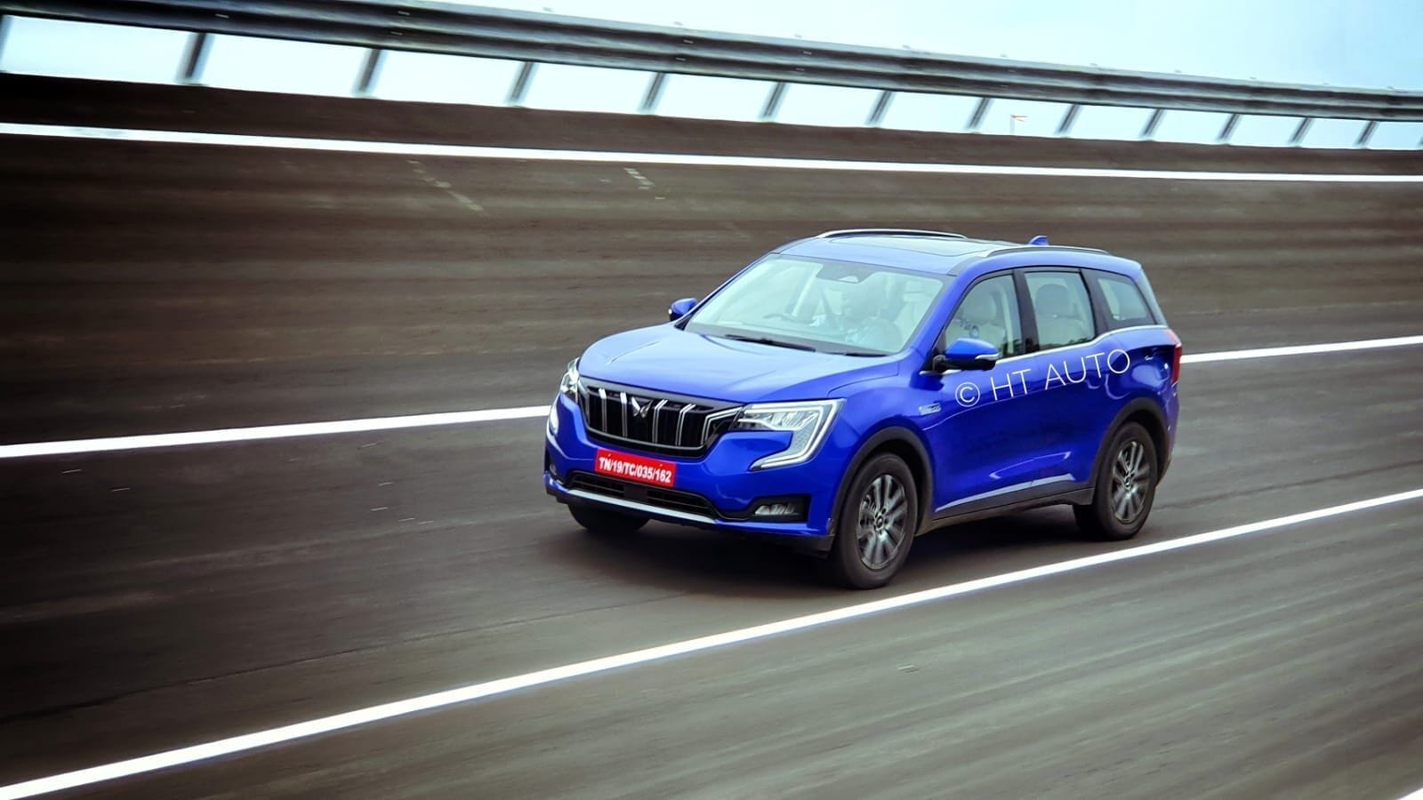 Mahindra XUV700 lineup updated: 5 seater variants discontinued, price hiked Mahindra XUV700 lineup updated: 5 seater variants discontinued, price hiked